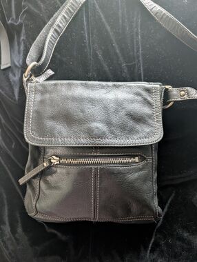 Fossil Black Leather Crossbody Bag with Front Zip Pocket